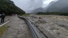 La Ss42 tra Sonico e Malonno a causa del torrente esondato