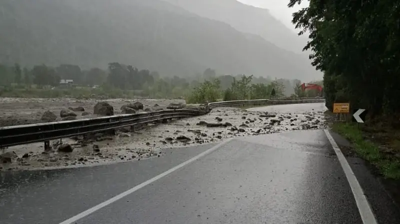 I detriti invadono la strada in Val Rabbia