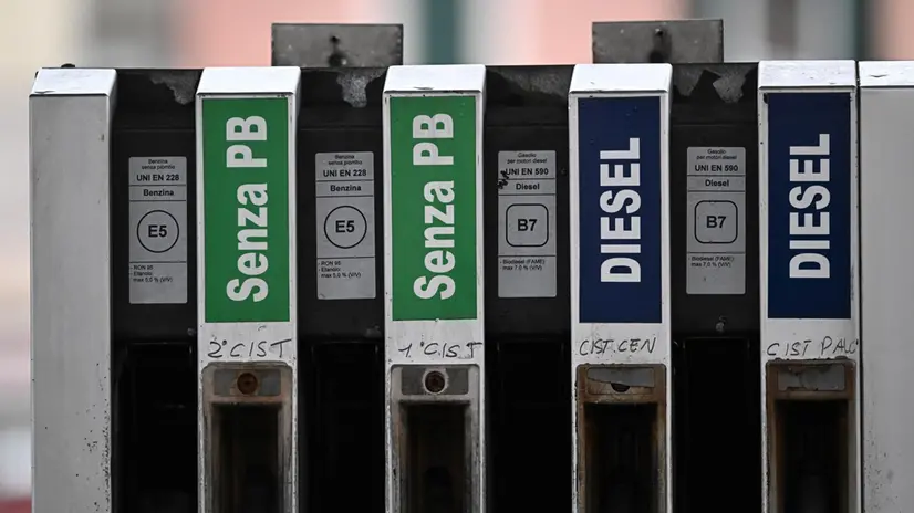 Un distributore di carburante - Foto Ansa © www.giornaledibrescia.it