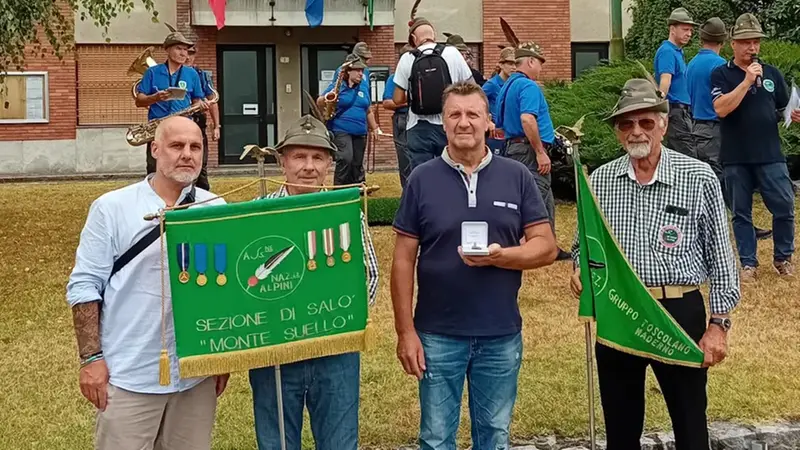 I familiari di Giulio Comincioli con gli alpini di Toscolano
