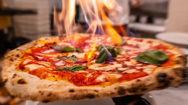 Una pizza flambé (da Facebook)