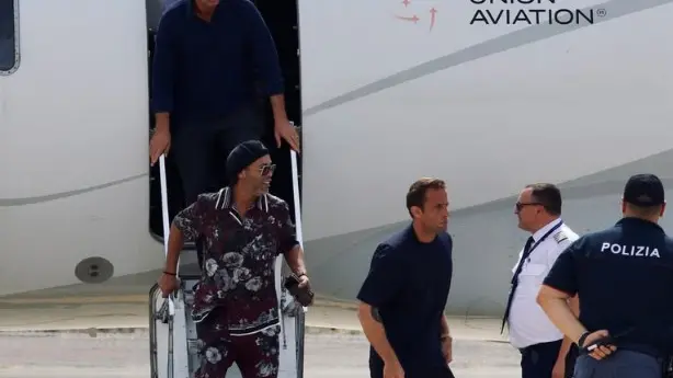L'arrivo di Ronaldinho all'aeroporto di Forlì - Foto Instagram Ravennafootballclub - © www.giornaledibrescia.it