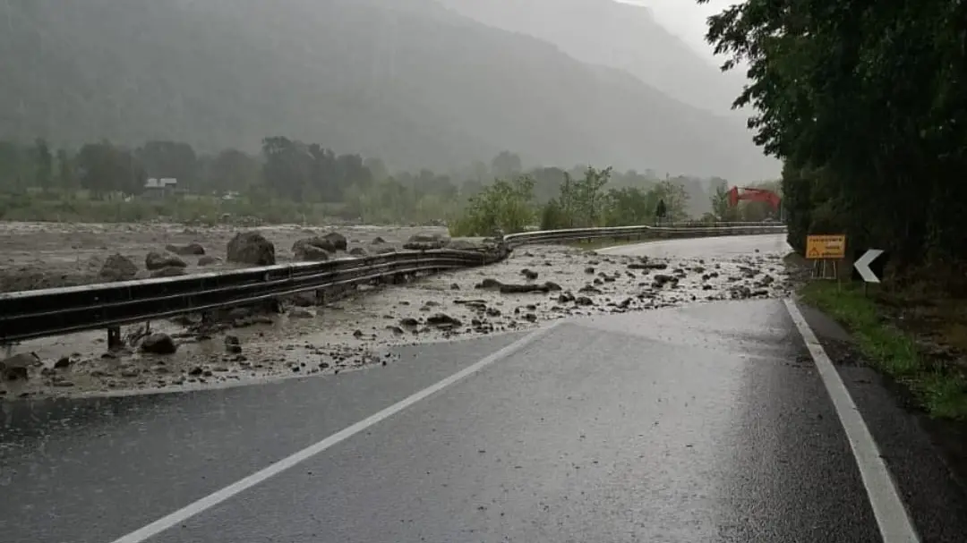 I detriti invadono la strada in Val Rabbia