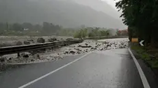 I detriti invadono la strada in Val Rabbia