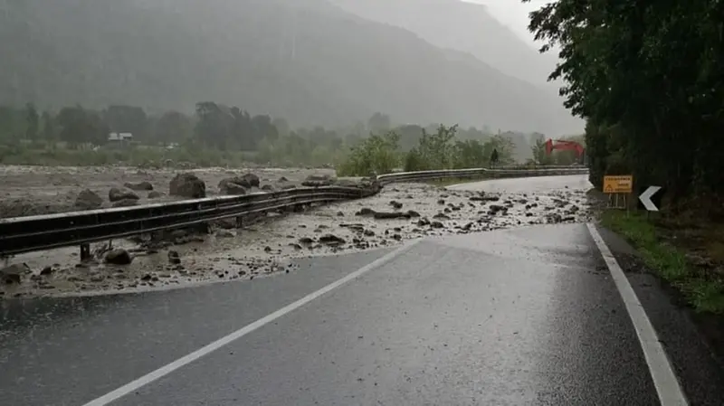 I detriti invadono la strada in Val Rabbia