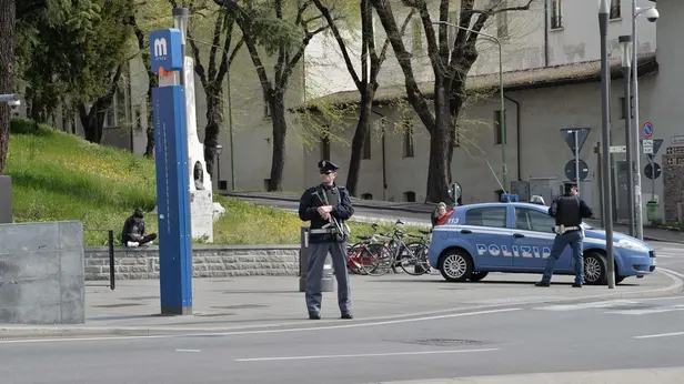 Polizia di Stato alla fermata metro di San Faustino - Foto Pierre Putelli/Neg © www.giornaledibrescia.it