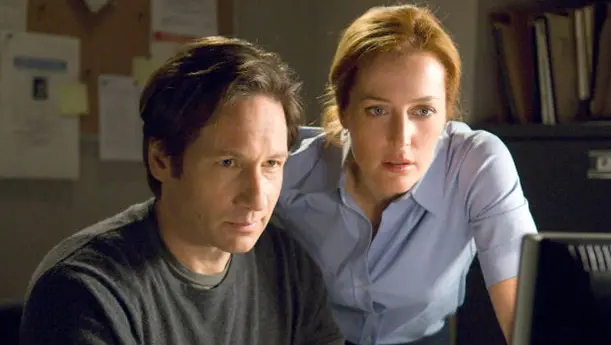 David Duchovny e Gillian Anderson, Mulder e Scully nella serie originale © www.giornaledibrescia.it