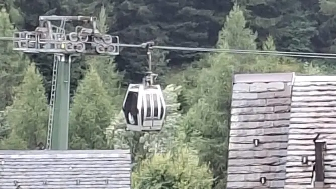 La cabinovia di Ponte di Legno ferma