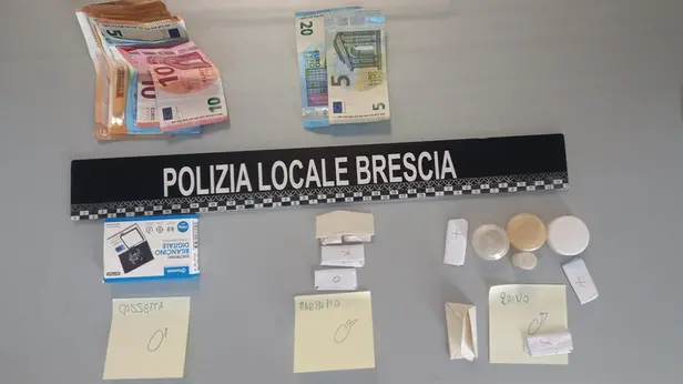 Il denaro e la droga recuperata dalla Polizia locale