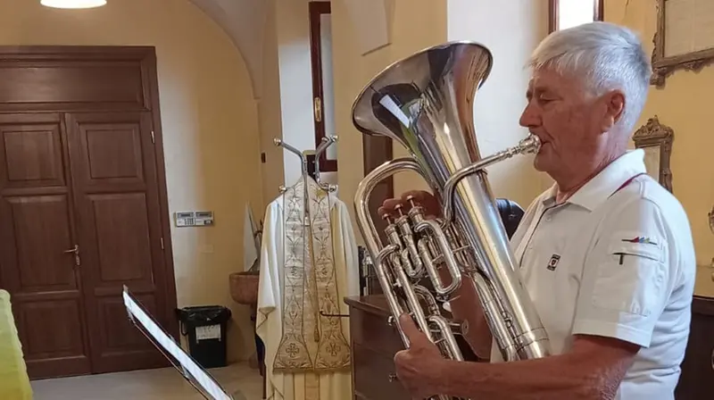 Savoldi si esercita nella sacrestia della chiesa di Calcinato