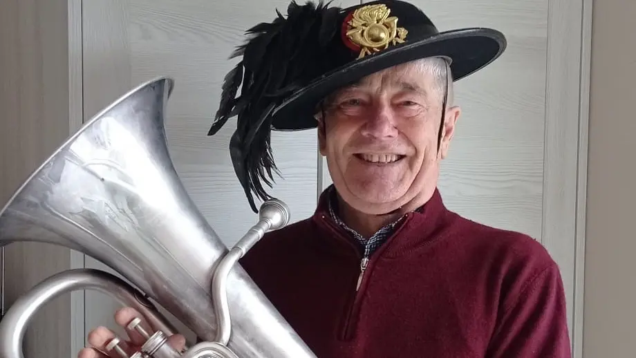 Enio, 81 anni, musicista da 65, suona il bombardino in sacrestia