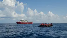 Una nave di Ermergency soccorre alcuni migranti in mare - Foto Ansa © www.giornaledibrescia.it