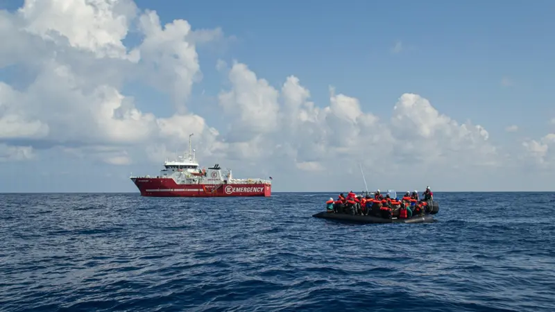 Una nave di Ermergency soccorre alcuni migranti in mare - Foto Ansa © www.giornaledibrescia.it