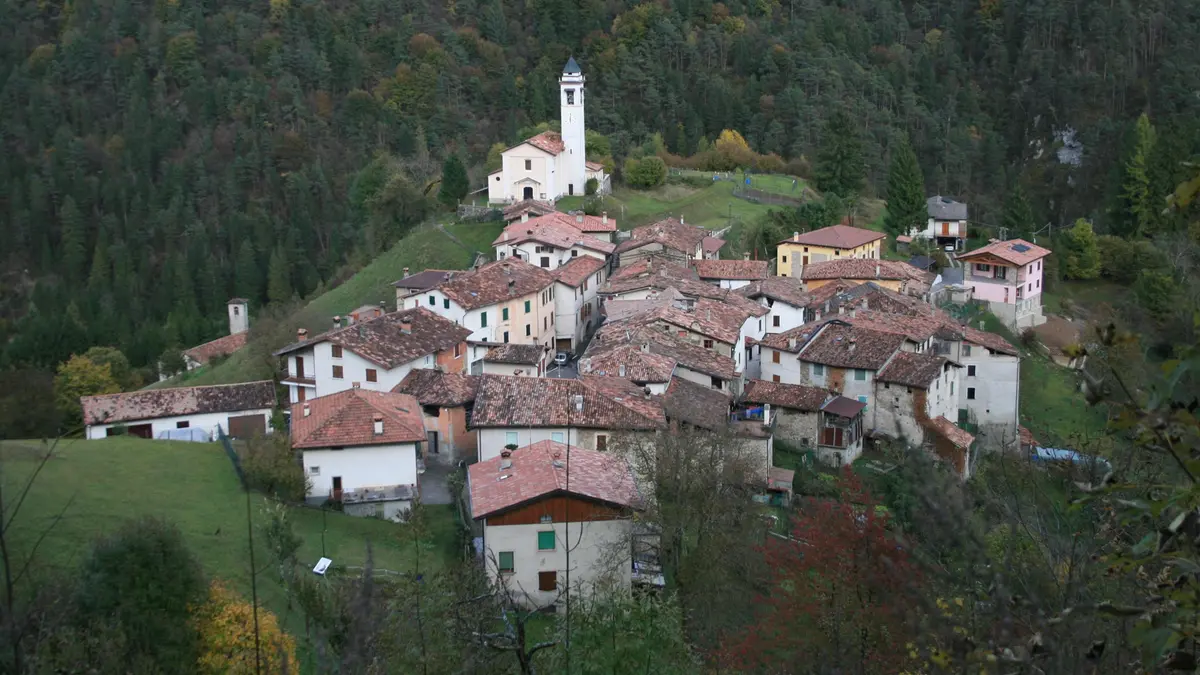 Una vista dall'alto del borgo di Magasa