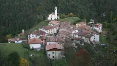Una vista dall'alto del borgo di Magasa