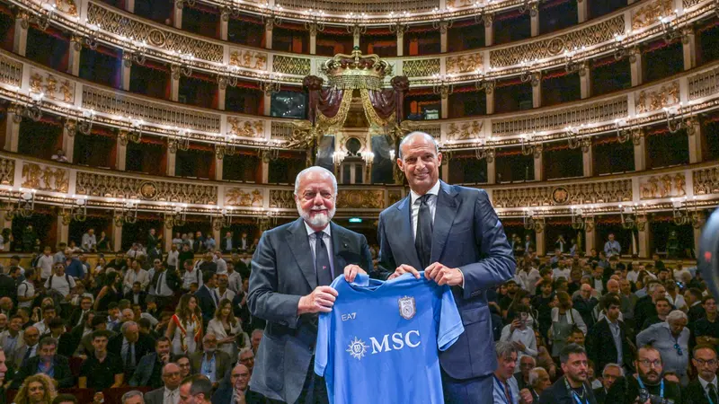 La presentazione del nuovo allenatore del Napoli Massimiliano Allegri nel teatro di San Carlo alla presenza del presidente Aurelio De Laurentiis - Foto Ansa © www.giornaledibrescia.it