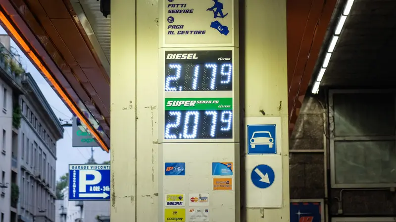 La benzina schizzata sopra 2 euro al litro - Foto Ansa © www.giornaledibrescia.it