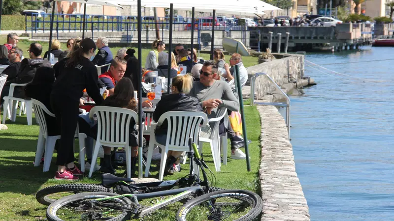 Turisti sul Garda - © www.giornaledibrescia.it