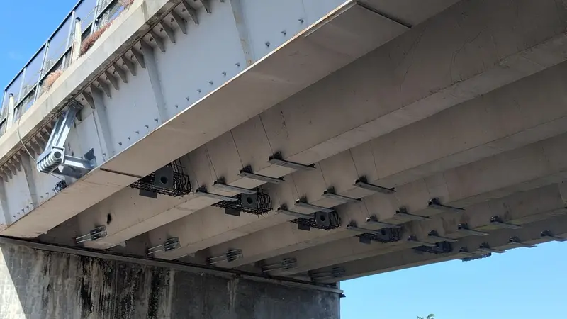 Gli ancoraggi già installati al ponte della Sp 668 - © www.giornaledibrescia.it
