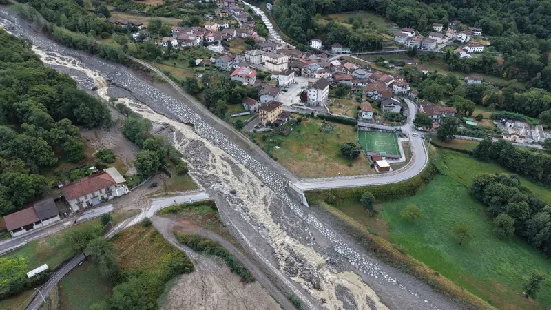 Il ponte di Rino di Sonico travolto dalla piena del fiume