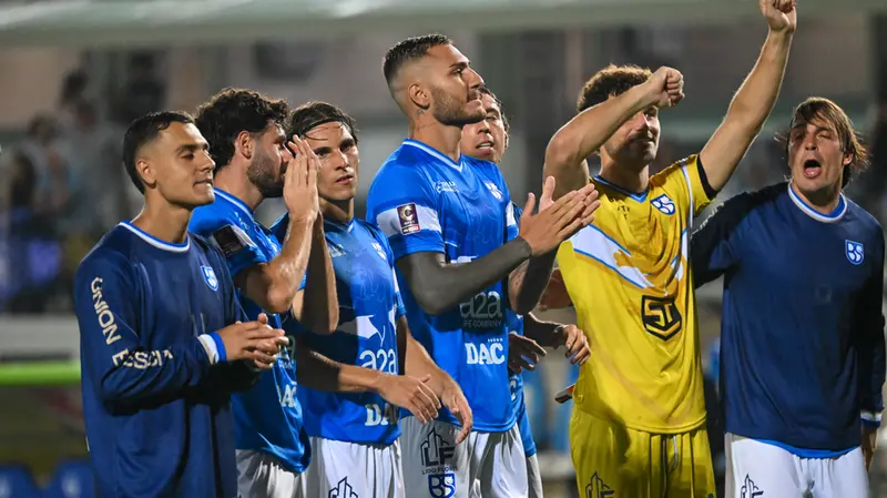 La felicità dei giocatori dell'Union Brescia alla fine della gara contro il Carpi