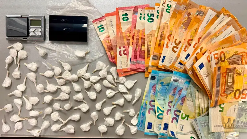La droga e i soldi trovati in possesso della donna trans in via Milano