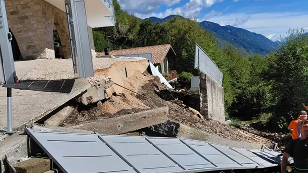 Il muro crollato ad Anfo a causa della frana
