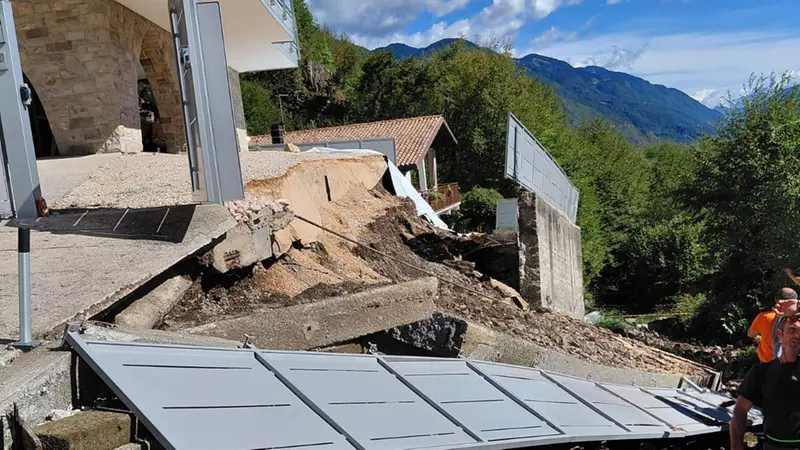 Il muro crollato ad Anfo a causa della frana
