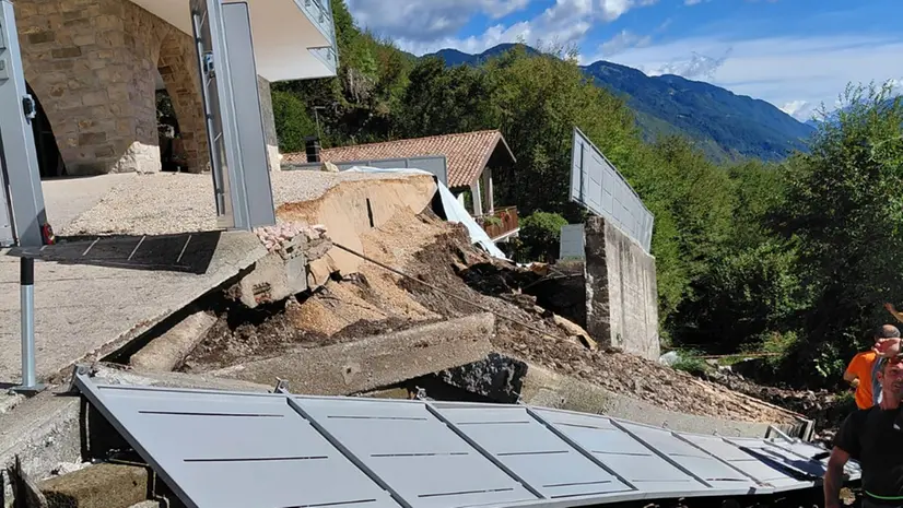 Il muro crollato ad Anfo a causa della frana