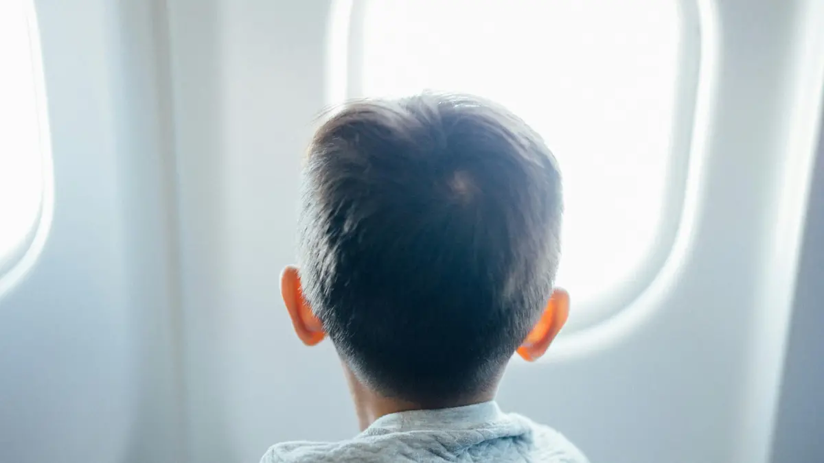 Un bambino in un aereo