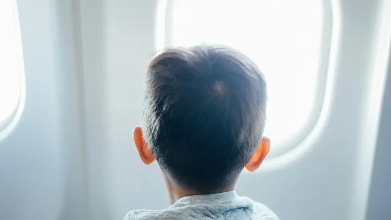 Un bambino in un aereo