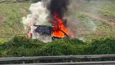 Il veicolo avvolto dalle fiamme - © www.giornaledibrescia.it
