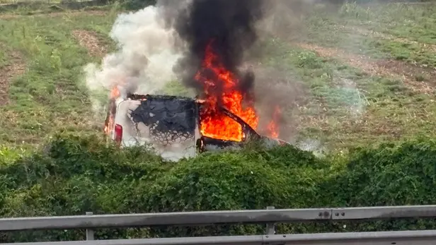 Il veicolo avvolto dalle fiamme - © www.giornaledibrescia.it