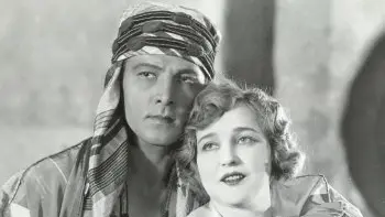 Rodolfo Valentino e l'attrice Agnes Ayres nel film del 1926 «Il figlio dello sceicco»