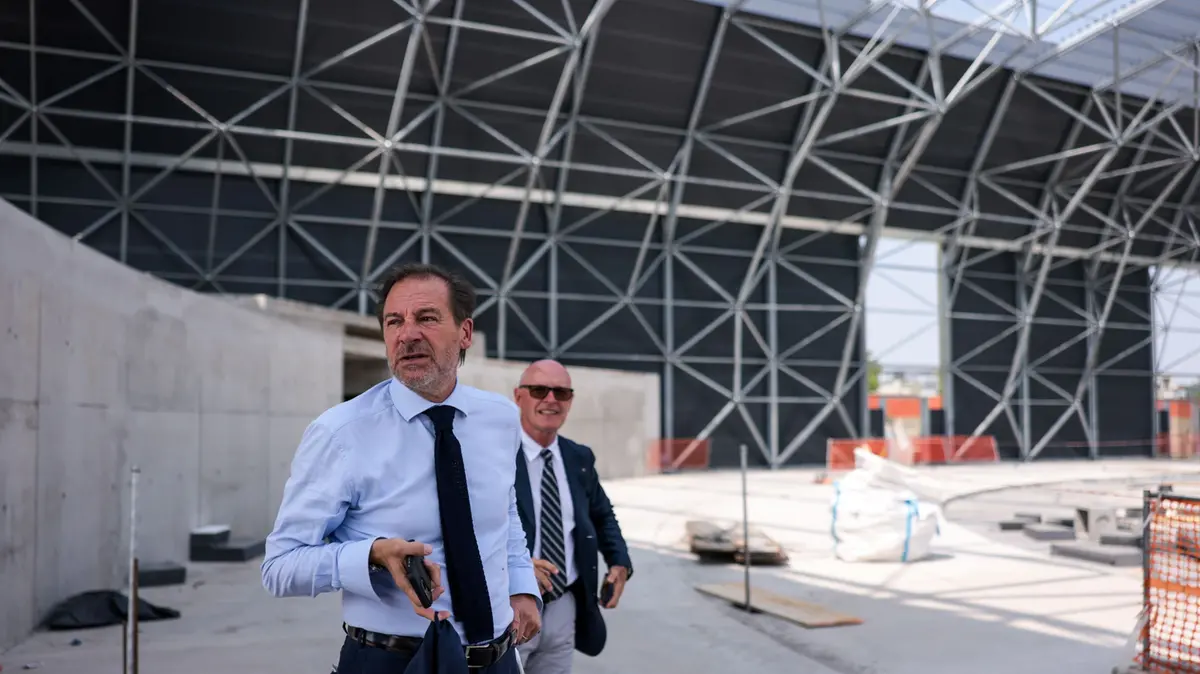 Il presidente della Fidal Stefano Mei nel giugno dello scorso anno in visita all'impianto indoor di Brescia - Foto Newreporter Comincini  © www.giornaledibrescia.it