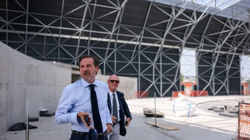 Il presidente della Fidal Stefano Mei nel giugno dello scorso anno in visita all'impianto indoor di Brescia - Foto Newreporter Comincini  © www.giornaledibrescia.it