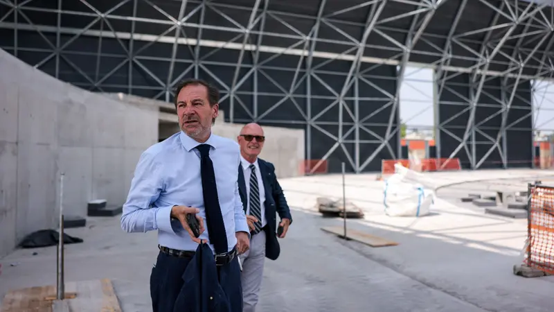 Il presidente della Fidal Stefano Mei nel giugno dello scorso anno in visita all'impianto indoor di Brescia - Foto Newreporter Comincini  © www.giornaledibrescia.it