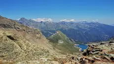 Incastonato tra i monti, il lago di Cignana