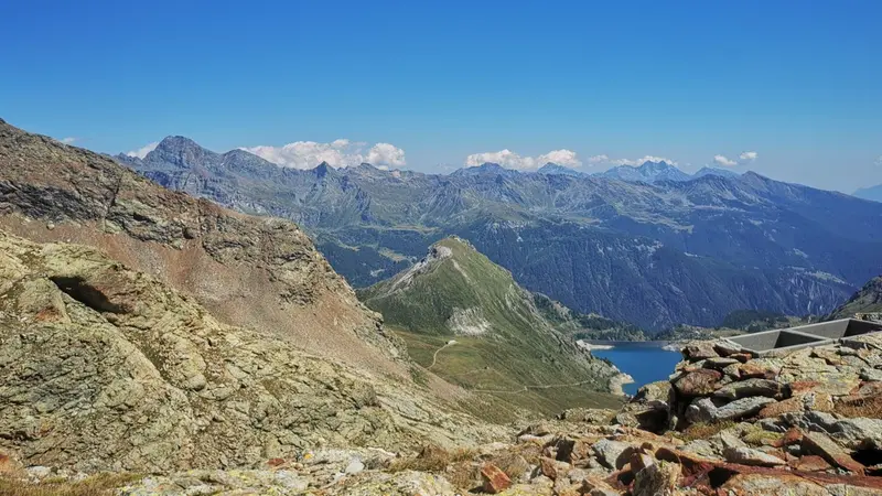 Incastonato tra i monti, il lago di Cignana