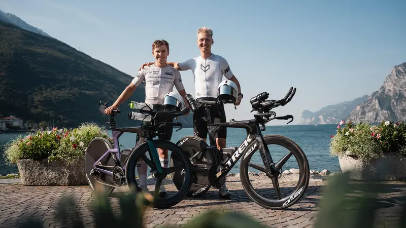 All’arrivo, Niklas e Max sorridenti sul lungolago di Torbole