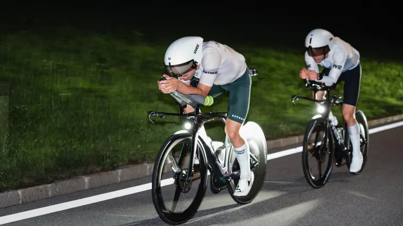 Di notte a tutta velocità con bici da cronometro