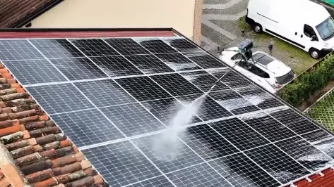Un drone per la pulizia di impianti fotovoltaici