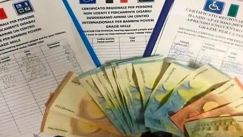 I soldi e i cartelli sequestrati dalla Polizia locale