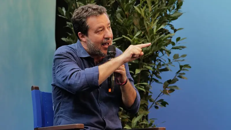 Matteo Salvini durante un incontro della Versiliana a Marina di Pietrasanta - Foto Ansa © www.giornaledibrescia.it
