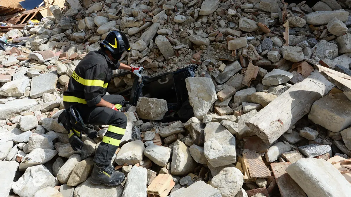 I Vigili del fuoco bresciani tra le macerie