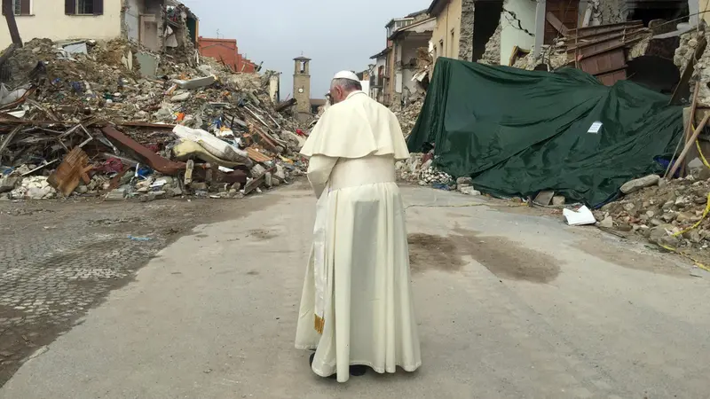 Papa Francesco in visita ad Amatrice - Foto Ansa © www.giornaledibrescia.it