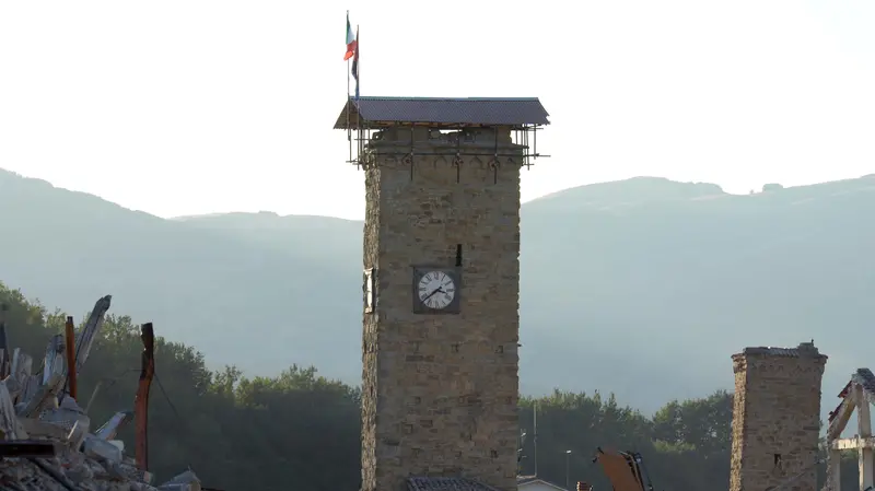 Il campanile di Amatrice dopo il terremoto - Foto Gabriele Strada/Neg © www.giornaledibrescia.it