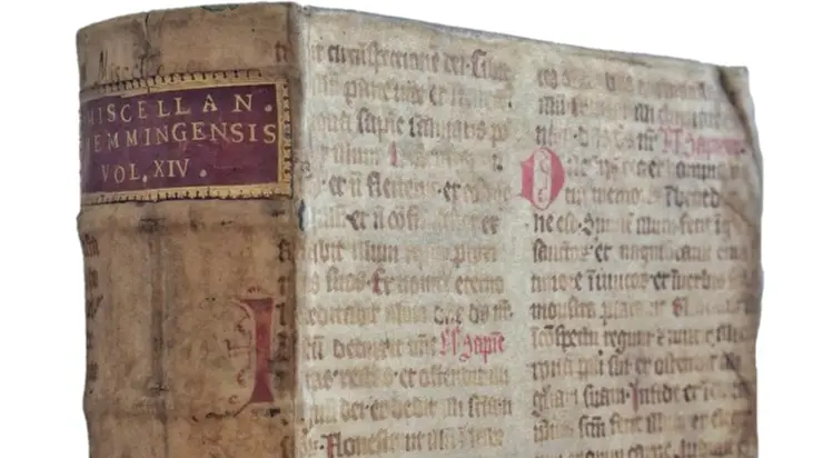 Una copertina realizzata con la pagina di un Breviario del ’300