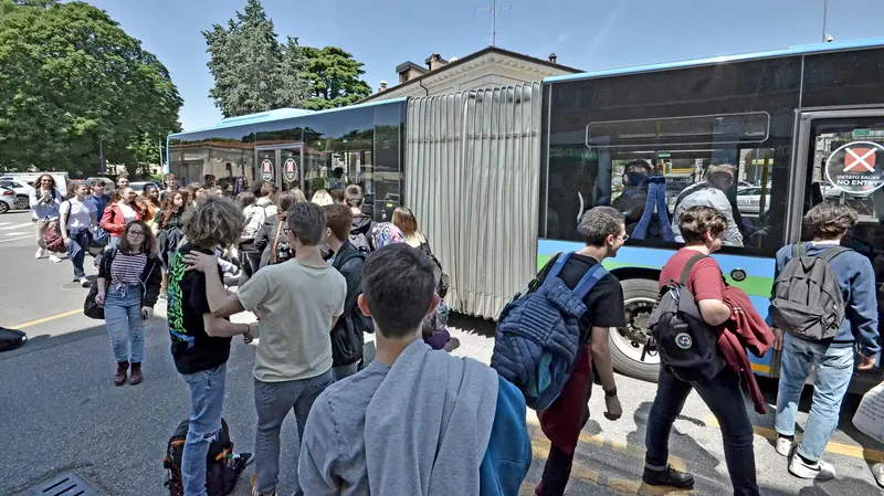 Studenti fuori da un pullman - © www.giornaledibrescia.it