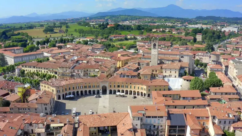 Piazza Cavour, cuore della capitale della Franciacorta